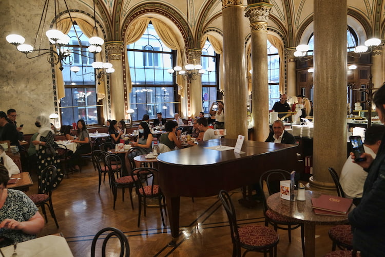 中央咖啡館, Café Central