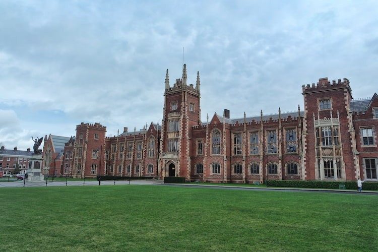 貝爾法斯特女王大學(Queen's University Belfast)