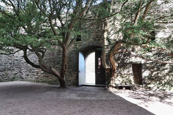 The inner courtyard & The east range, Craigmillar Castle